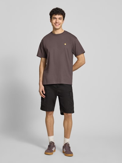 Männermodel trägt Cargoshorts aus reiner Baumwolle von Levi's®, Optik: Unifarben, Passform: Relaxed-Fit, Material: reine Baumwolle, Ganzkörperansicht von vorne.
