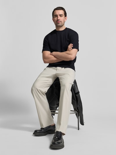 Männermodel trägt Regular Fit T-Shirt aus reiner Baumwolle von MCNEAL in zwart, korte mouwen, ronde hals, heren, vooraanzicht geheel.