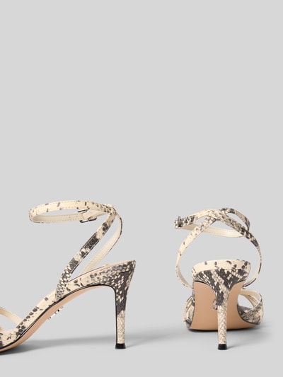 Produktfoto, Sandaletten mit Pfennigabsatz Modell 'Nile' von Steve Madden in Schlangenleder-Optik, offene Ferse, creme-beige Töne, Kontrastsohle. Damen Sandaletten, 9 cm Absatzhöhe, abgerundete Passform, Schafthöhe 8 cm, Schaftweite 6 cm.