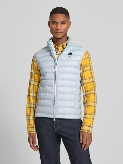 Männermodel trägt Steppweste mit Zweiwege-Reißverschluss Modell 'Arvale' von Blauer Usa in Hellblau, Regular-Fit, Stehkragen, Ganzkörperansicht von vorne, sichtbare Reißverschlusstaschen, Rückenlänge 65 cm, Schulterbreite 44 cm, Brustweite 52 cm, Größe M.