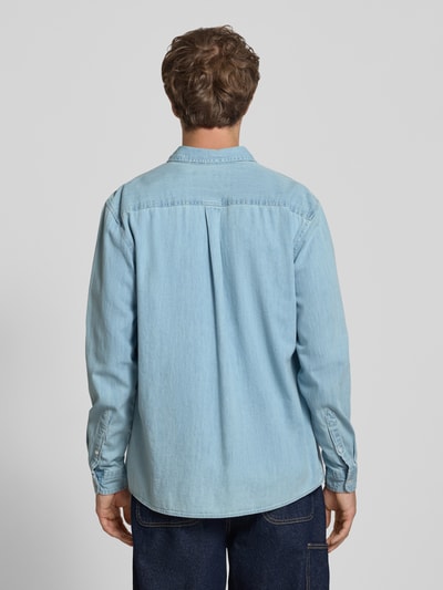 Männermodel trägt Regular Fit Freizeithemd in Denim-Optik von REVIEW, reine Baumwolle, langarm, Rückenansicht, Ganzkörperansicht Rückansicht.