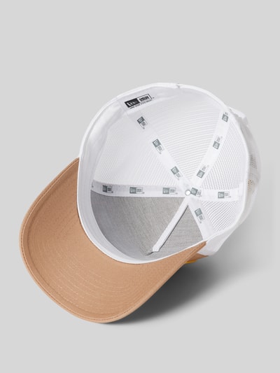 New Era Trucker-pet met motiefstitching, model 'LICENSE' Beige - 2