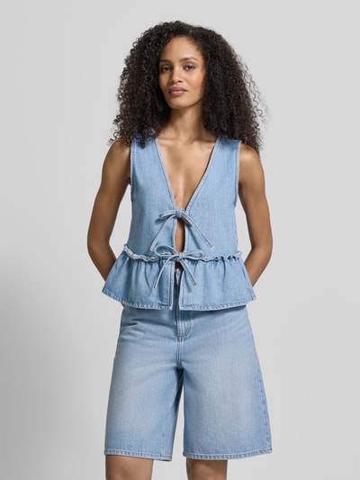 Frauenmodel trägt Weste in Denim-Optik von JAKE*S STUDIO WOMAN, Regular-Fit, Schnürverschluss, V-Ausschnitt, Rückenlänge 34 cm, Nahaufnahme Oberkörper.