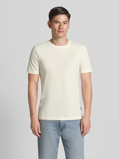Männermodel trägt hellbeiges Regular-Fit Herren T-Shirt aus Baumwoll-Mix Modell 'TIBURT 240' von BOSS, Ganzkörperansicht von vorne. Herren T-Shirt von BOSS.