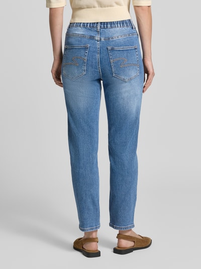 Frauenmodel trägt Jeans mit elastischem Bund Modell 'Ma44rbella' von ZABAIONE aus Baumwoll-Mix, Straight Fit, mittleres Blau, Ganzkörperansicht Rückansicht.