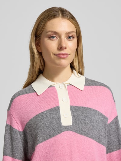 Vrouwenmodel draagt Regular Fit Strickpullover aus Woll-Mix mit Kaschmir-Anteil Modell 'JARN' van Essentiel Antwerp in roze en grijs gestreept, polokraag, applicatie, gebreid materiaal, Nahaufnahme bovenlichaam.