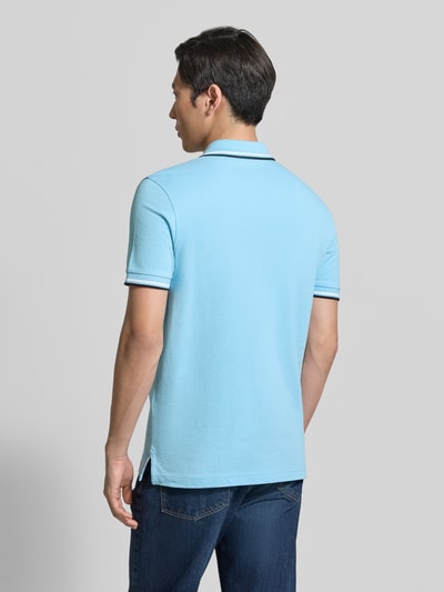Männermodel trägt Regular Fit Poloshirt mit Kontraststreifen van Christian Berg Men van puur katoen, knoopsluiting, ruglengte maat M 71 cm, Ganzkörperansicht Rückansicht.