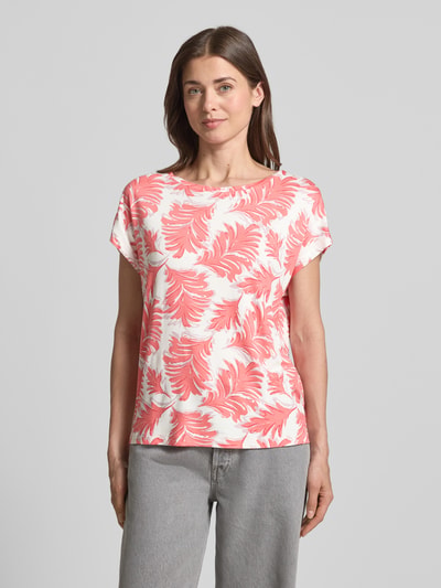 Frauenmodel trägt Regular Fit T-Shirt aus Viskose-Mix von Tom Tailor mit Florales-Allover-Muster und U-Boot-Ausschnitt, Materialverarbeitung: Stretch, Ganzkörperansicht von vorne.