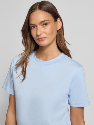 Vrouwenmodel draagt T-shirt met ronde hals van Jake*s Casual, puur katoen, regular fit, ruglengte maat S 56 cm, close-up bovenlichaam