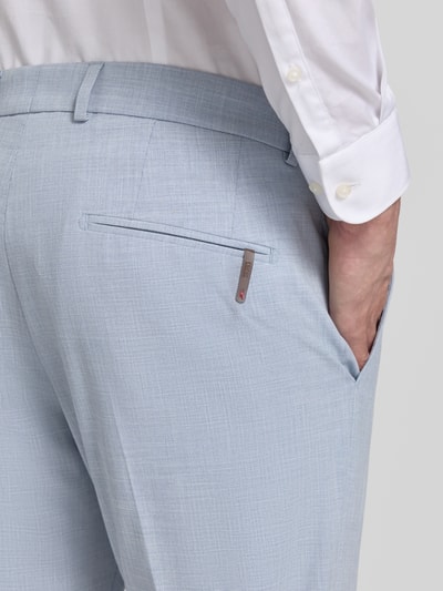 Männermodel trägt hellblaue Anzughose mit Gesäßtaschen Modell 'Beppe' von CINQUE, feines Gewebe, Slim Fit, Detailaufnahme Rückansicht.