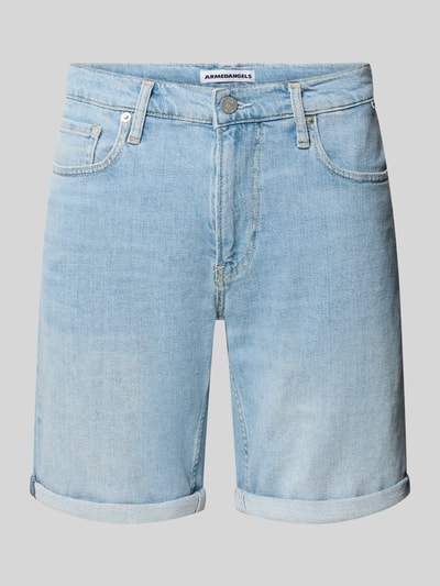 Produktfoto, Slim Fit Jeansshorts aus Baumwoll-Mix Modell 'NAAILO' von Armedangels, helle Denim-Optik, Label-Patch, 5-Pocket-Design, Umschlag.