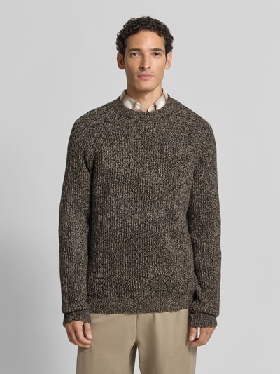 Männermodel trägt Strickpullover in melierter Optik von Christian Berg Men, Rundhalsausschnitt, Raglanärmel, Gerade Passform, Ganzkörperansicht von vorne.