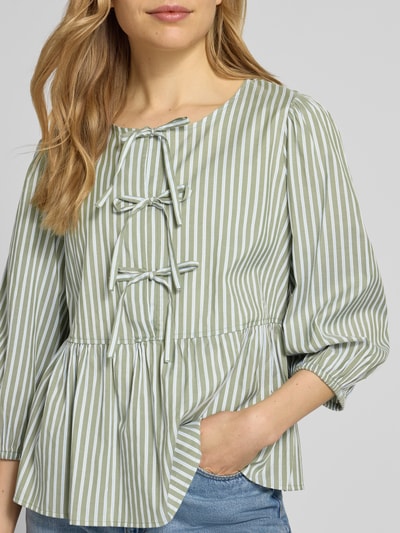 Vrouwenmodel draagt Relaxed Fit blouse uit viscosemix van s.Oliver RED LABEL met all-over streepmotief, strikdetails, plooien, ronde hals, 3/4-mouwen, elastische mouwboord en rompzoom, popeline-materiaal, halfclose-up, bovenlichaam.