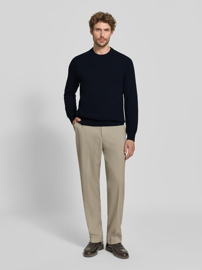 Männermodel trägt Regular Fit Strickpullover aus reinem Kaschmir von FTC Cashmere in Dunkelblau, kombinierbar, Ganzkörperansicht von vorne.