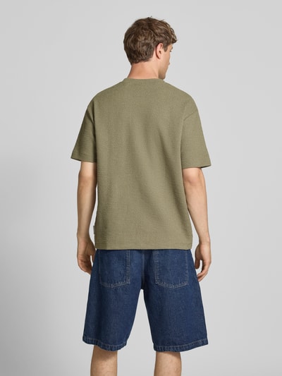 Männermodel trägt Relaxed Fit T-Shirt aus Baumwoll-Mix in Bouclé-Optik von Marc O'Polo Denim, Optik: Unifarben, Passform: Relaxed-Fit, Rundhals-Ausschnitt, Ärmelform: Kurzarm, Materialverarbeitung: Bouclé, Material: Baumwoll-Mix, Ganzkörperansicht Rückansicht.