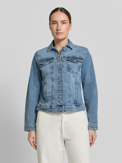 Frauenmodel trägt Slim Fit Jeansjacke aus Baumwoll-Mix von Tom Tailor in klassischer Denim-Optik mit Umlegekragen, Knopfleiste, Label-Prägung, Langarm mit Manschette, seitlichen Eingrifftaschen, Brusttaschen, Twill-Materialverarbeitung, Ganzkörperansicht von vorne.
