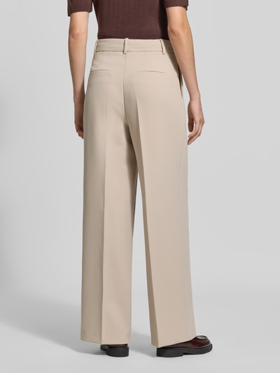 Frauenmodel trägt Straight Fit Hose mit Viskose-Anteil von MORE & MORE, beige, glatte Textur, Bügelfalten, Rückansicht Ganzkörperansicht.