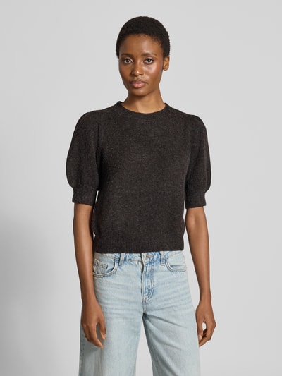 Frauenmodel trägt Regular Fit Pullover mit Puffärmeln von VERO MODA in Dunkelgrau, strukturierte Oberfläche, kombiniert mit heller Jeans, Nahaufnahme Oberkörper.