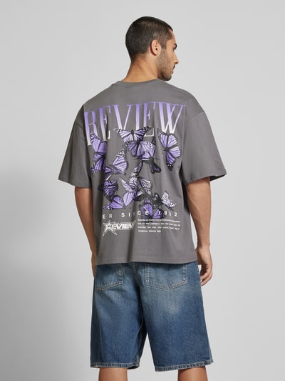 REVIEW T-shirt o kroju oversized z nadrukiem z logo Ciemnoszary 5
