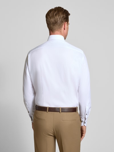 Männermodel trägt weißes Modern Fit Businesshemd mit extra langem Arm von OLYMP, glatte Struktur, beige Hose, Ganzkörperansicht Rückansicht, Herren Businesshemd von OLYMP