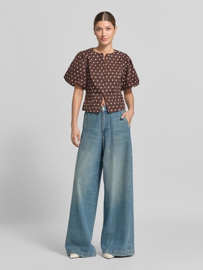 Vrouwenmodel draagt blouse met korte mouwen met ballonmouwen en ronde hals, nauwsluitend, haakjessluiting, Model 'ANELA' van Neo Noir, ruglengte 48 cm maat 36, mouwlengte 28 cm, geheel vooraanzicht.