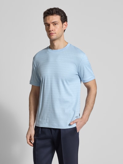 Männermodel trägt Regular Fit T-Shirt aus reiner Baumwolle Modell 'THOMSON' von BOSS in Hellblau, feines Strukturmuster, Rundhals, Kurzarm, Ganzkörperansicht von vorne