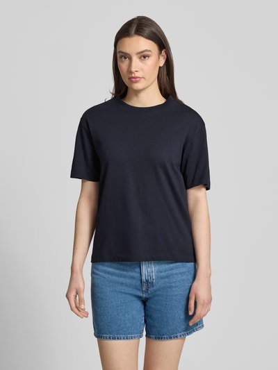 Frauenmodel trägt Regular Fit T-Shirt aus reiner Baumwolle von Marc O'Polo Denim, Optik: Unifarben, Rundhals, Kurzarm, Ganzkörperansicht von vorne.