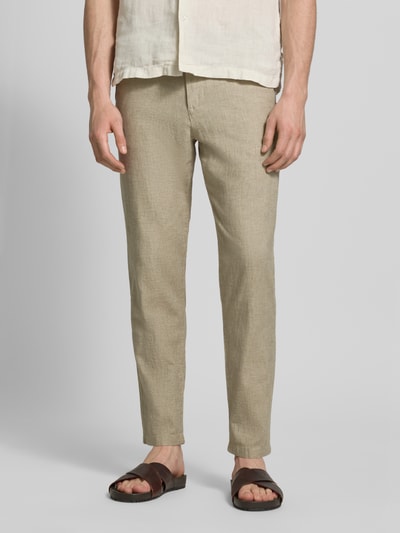 Männermodel trägt Regular Fit Hose aus Baumwoll-Leinen-Mix Modell 'BRODY' von SELECTED HOMME, Unifarben, Struktur, Ganzkörperansicht von vorne.