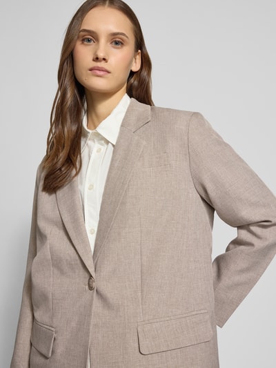Frauenmodel trägt Relaxed Fit Longblazer mit 1-Knopf-Verschluss Modell 'LINDA' von ONLY in Melange-Optik, Reverskragen, Pattentaschen, leichte Schulterpolster, beige Farbe, Nahaufnahme Oberkörper.