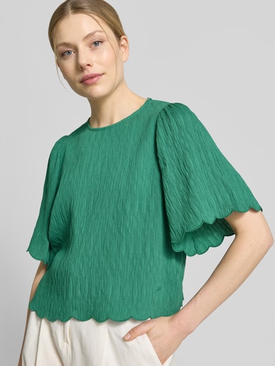 Frauenmodel trägt Blusenshirt aus Viskose-Mix mit Strukturmuster von JAKE*S STUDIO WOMAN in Grün, Rundhalsausschnitt, Nahaufnahme Oberkörper.