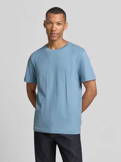 Męski model nosi Regular Fit T-Shirt aus Baumwoll-Mix od Tom Tailor, niebieski, gładki, krój regular fit, okrągły dekolt, krótkie rękawy, tkanina pique; zdjęcie całej sylwetki z przodu.