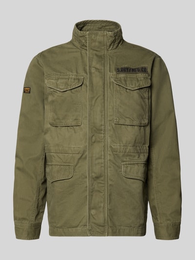 Produktfoto, Military-Jacket mit Pattentaschen und Label-Patches von Superdry in Olivgrün, Gerader-Schnitt, Stehkragen, Reißverschluss, Klettverschluss, Label-Patch, Pattentaschen, Herren, Rückenlänge 72 cm, Schulterbreite 46 cm, Brustweite 59 cm, Ärmellänge 66 cm