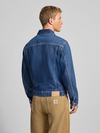 Mannelijk model draagt Regular Fit Jeansjacke aus reiner Baumwolle van Pepe Jeans met melangelook, denim, labelpatch, achterpas, lange mouwen, mouwboord, steekzakken, knoopsluiting, puur katoen, contrasterende naden, rugaanzicht.
