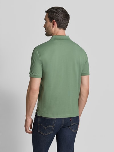 Mannelijk model draagt Regular Fit poloshirt van puur katoen van GANT in groen, effen, rechte vormen, rugaanzicht.