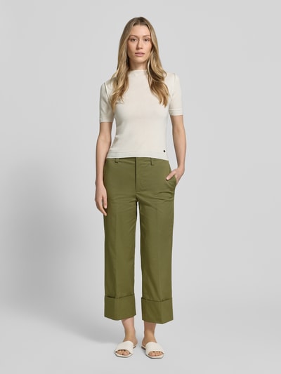 Vrouwenmodel draagt broek met rechte pijpen van katoenmix met stretch, steekzakken, vaste omslag, model 'PANTALONE' van Stefanel, volledig frontaal zicht.