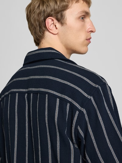 Männermodel trägt Regular Fit Freizeithemd mit Strukturmuster Modell 'COBA' von Jack & Jones, dunkles Blau mit hellen Streifen, Nahaufnahme Rückansicht, Baumwoll-Mix, Reverskragen, Knopfleiste.
