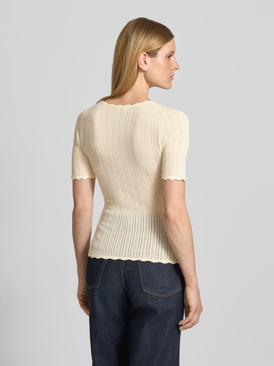 Frauenmodel trägt Slim Fit T-Shirt aus Viskose-Mix in Strick-Optik von Jake*s Casual, semitransparent, kurzärmelig, Rückenlänge 52 cm, Ärmellänge 27 cm, cremefarbene Rippstruktur, Ganzkörperansicht Rückansicht.