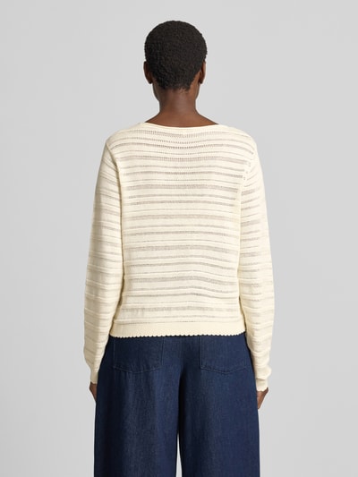 Frauenmodel trägt Relaxed Fit Pullover aus Baumwoll-Mix von Tom Tailor Denim, cremeweiß, feine Lochstruktur, Ganzkörperansicht Rückansicht