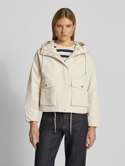 Kobiece modelka nosi Regular Fit Parka aus Baumwoll-Mix von s.Oliver RED LABEL, kremowy kolor, długie rękawy, kaptur z tunelem, bawełniany miks, nakładane kieszenie, zamek i kryta listwa guzikowa, krój regular fit, widok całej sylwetki z przodu.