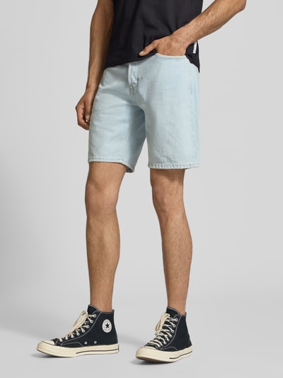 Männermodel trägt Regular Fit Jeansshorts aus reiner Baumwolle Modell 'EDGE' von Only & Sons in Denim-Optik, Twill-Materialverarbeitung, hellblau, Label-Patch, Gürtelschlaufen, Knopf und verdeckter Knopf-Verschluss, Ganzkörperansicht von vorne.