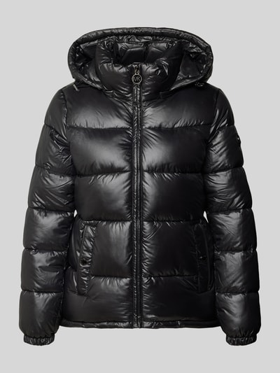 Produktfoto, Regular Fit Steppjacke mit Logo-Emblem von MICHAEL Michael Kors in Schwarz, Stepp-Optik, Kapuze mit Tunnelzug, durchgehender Reißverschluss, langärmlig, elastische Ärmelabschlüsse, Eingrifftaschen, glatte Struktur, Produktdetails aus dem Kontext integriert.