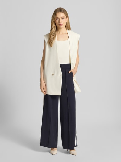 Frauenmodel trägt Stoffhose mit elastischem Bund von Comma, Material-Mix mit Stretch-Anteil, Ausgestellter Schnitt, Ziernähte, Ganzkörperansicht von vorne.