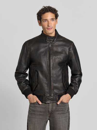 Männermodel trägt dunkelbraune Regular Fit Jacke aus echtem Lammleder Modell 'BERKELY' von Strellson, Herren Leder- / Kunstlederjacke, Ganzkörperansicht von vorne.