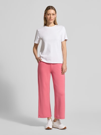 Frauenmodel trägt Wide Leg Sweatpants mit elastischem Bund von Soyaconcept in Rosa, Material-Mix mit Modal-Anteil, Ganzkörperansicht von vorne.