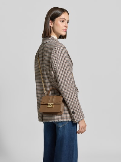 Vrouwenmodel draagt Seidenfelt Tas met Structuurpatroon Model 'Roros', bruin, kettinglook draagriem, logodetail, zijaanzicht, KI-modifiziertes Bild. Breedte maat 1: 18 cm, lengte: 15 cm, diepte: 5 cm, schouderband lengte: 118 cm.