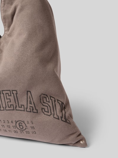 Produktfoto, Handtasche mit Logo-Print von MM6 Maison Margiela in Braun, grobe Textur, Statement-Print, sichtbarer Druckknopfverschluss, Steckfach innen, Breite 25 cm, Länge 58 cm, Tiefe 15 cm