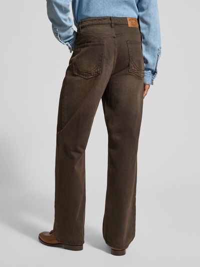 Männermodel trägt Relaxed Fit Jeans mit Knopf- und Reißverschluss von KARL KANI in Braun, 5-Pocket-Design, Label-Patch, Ganzkörperansicht Rückansicht