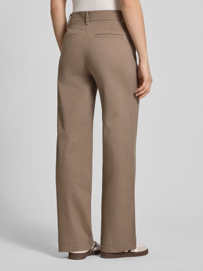 Vrouwenmodel draagt Straight Leg Hose aus Baumwoll-Mix van Marc O'Polo, look: effen, pasvorm: broek met rechte pijpen, katoenmix, zijsteekzakken, labelapplicatie, riemlussen, knoop- en ritssluiting, imitatie achterzakken, kleur bruin, katoenmix. Ganzkörperansicht Rückansicht.