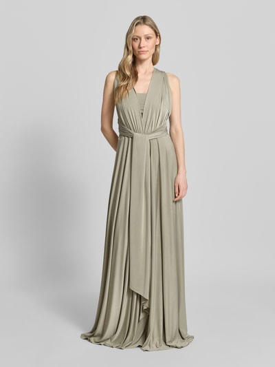 Frauenmodel trägt Maxikleid mit tiefem V-Ausschnitt von Rose Avenue in Beige mit Taillierter Schnitt, Taillenband, Rückenlänge 135 cm, Ganzkörperansicht von vorne.