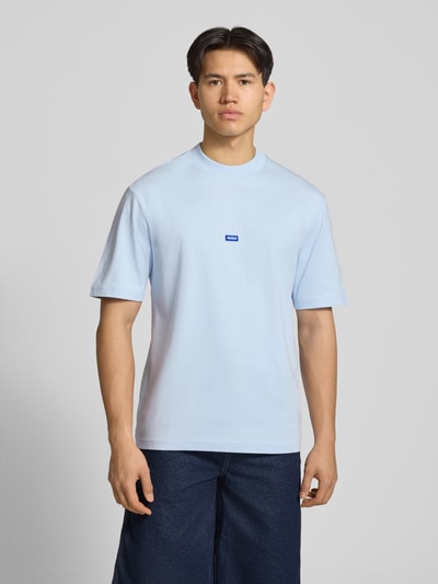 Männermodel trägt Regular Fit T-Shirt aus reiner Baumwolle Modell 'NIEROS' von Hugo Blue, Optik: Unifarben, Logo-Detail, Rundhals, Kurzarm, Ganzkörperansicht von vorne.